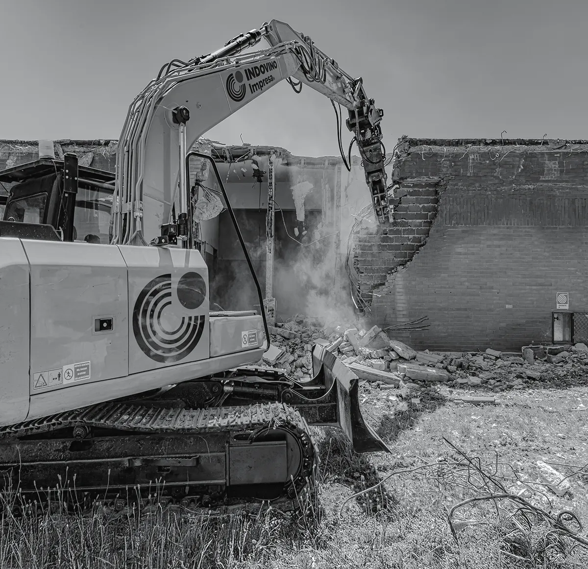 Demolizione fabbricati con escavatore demolitore